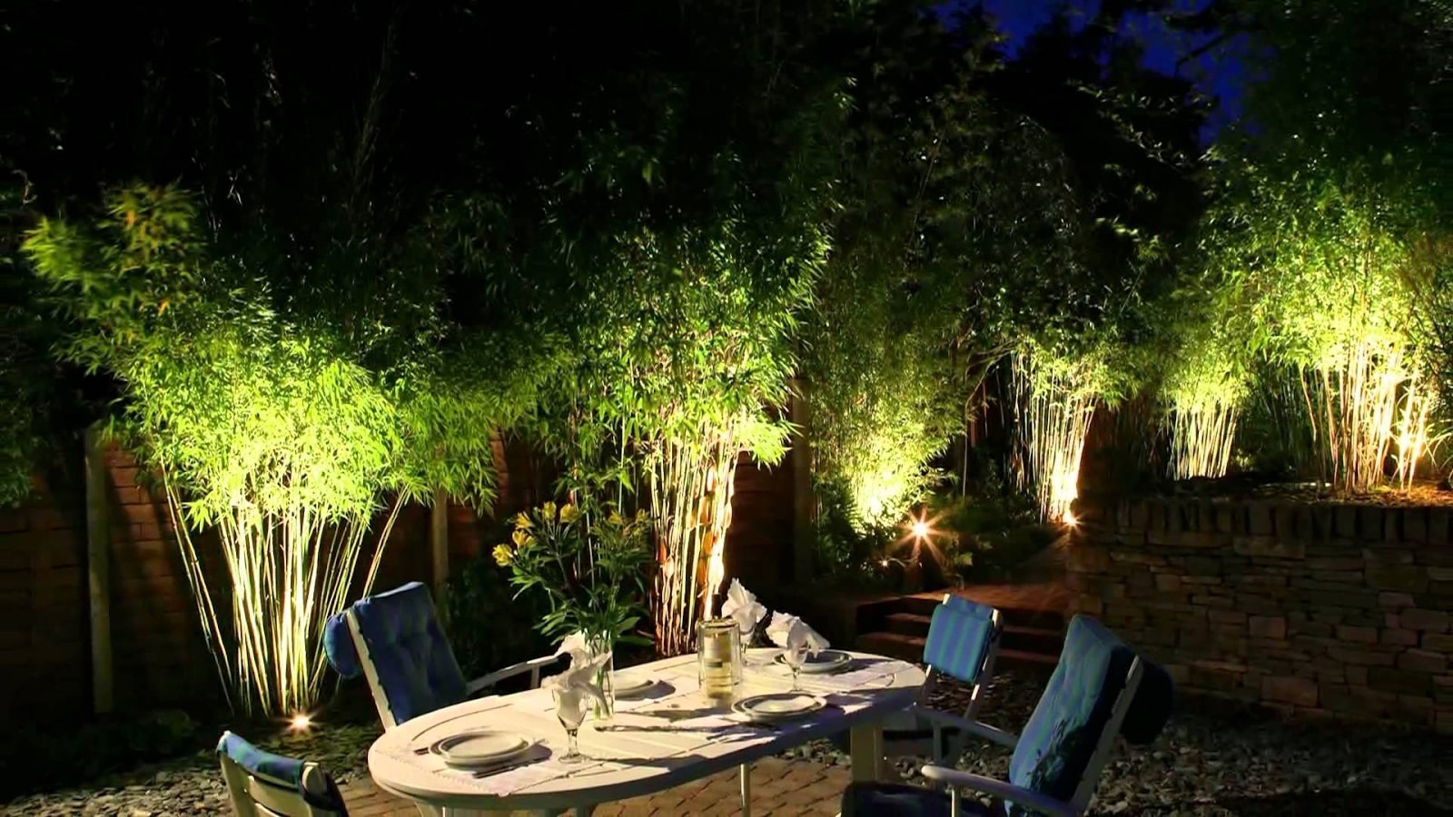 Đèn pha chiếu cây được lắp đặt hắt ánh sáng từ dưới lên trên tạo điểm nhấn cho khu vườn